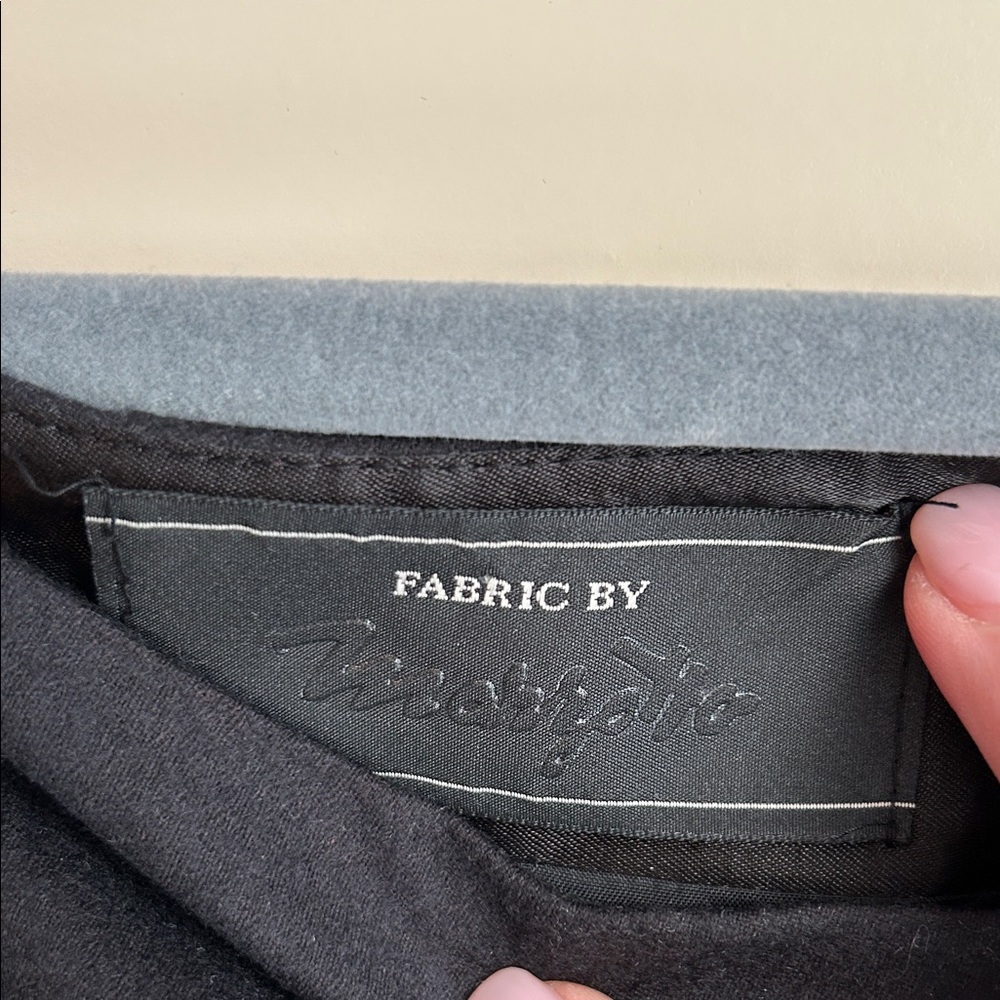 Banana Republic Black Pencil Skirt
#020 - Picture 3 of 5
